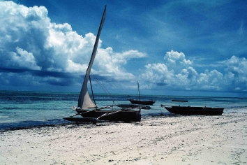 Auslegerboote in Jambiani, Sansibar